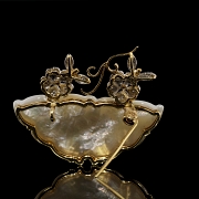Broche con forma de mariposa en oro de 18K, nácar y diamantes