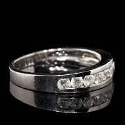 Media alianza en oro blanco de 18K y diamantes