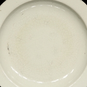 Plato de cerámica con vidriado blanco, dinastía Qing