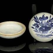 Caja de porcelana blanca y azul 