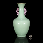 Jarrón de porcelana con esmalte celadón, dinastía Qing
