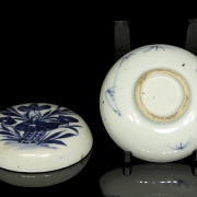 Caja de porcelana blanca y azul 