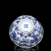 Taza de porcelana con vidriado azul y blanco
