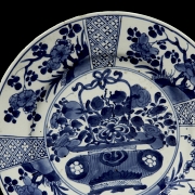 Pareja de platos de porcelana