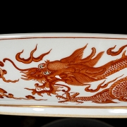 Plato de porcelana con esmalte rojo 