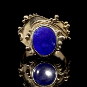 Anillo de oro amarillo con lapislázul