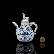 Jarra de vino de porcelana azul y blanca 