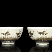 Pair of enamelled porcelain bowls ‘Swallows’, with Tongzhi mark - 8