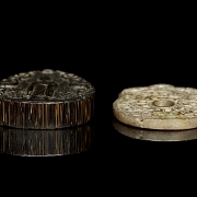 Pareja de placas talladas