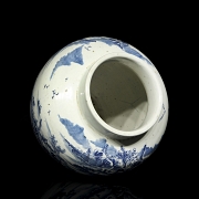 Jarrón de cerámica azul y blanco 