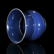 Recipiente de cerámica con esmalte azul, dinastía Ming