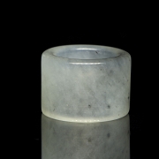 Anillo de arquero de jade blanco tallado, s.XX