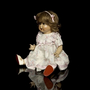 Muñeca clásica Mariquita Pérez en cartón piedra, con vestido floral, España, c. 1945-1952