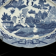 椭圆柳叶纹蓝瓷托盘，十九世纪