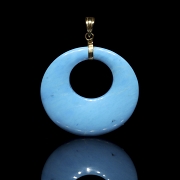 Colgante circular de oro amarillo de 18k con turquesa