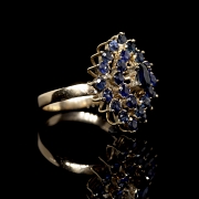 Anillo rosetón de oro amarillo de 14k con zafiros