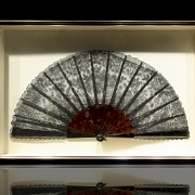 Abanico de puntilla negra y símil de carey