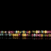 Collar con cuentas de gemas de colores