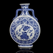 Blue and white porcelain ‘Bianhu’ vase, with Qianglong mark