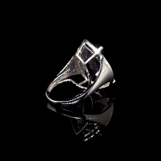 Anillo en oro blanco de 18 kt con una amatista y diamantes
