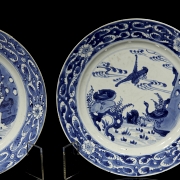 Pareja de platos de porcelana 