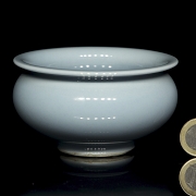 Recipiente de porcelana con vidriado azul, con marca en la base