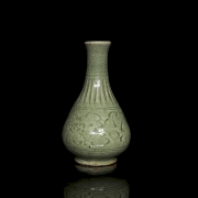Celadon porcelain vase ‘Engraved flowers’, Song style
