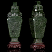 Pareja de jarrones de jade verde espinaca, con sello Qianlong