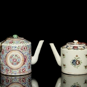 Dos teteras de porcelana esmaltada, dinastía Qing