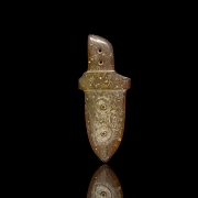 Pequeño puñal de jade tallado, cultura Liangzhu