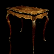 Mesa estilo Luis XV con marquetería, med. s.XX