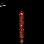 Colgante tubular de jade rojizo, cultura Liangzhu