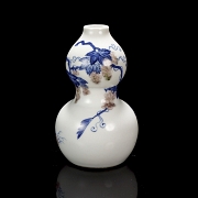 Glazed porcelain hulu vase, ‘Squirrels with Vine,’ Kangxi mark