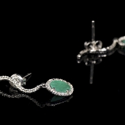 Pendientes de oro blanco de 18 kt con esmeraldas y diamantes