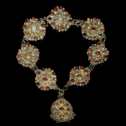 Cinturón de metal repujado con piedras engastadas, s.XX