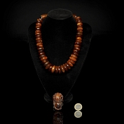 Conjunto de collar y figura de asta tallada, s.XX