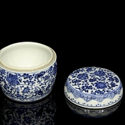 Caja de porcelana en azul y blanco