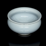 Recipiente de porcelana con vidriado azul, con marca en la base