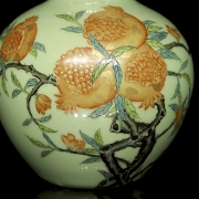 Glazed porcelain vase ‘Pomegranates’, with Qianlong Seal - 6