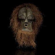 Máscara femenina Kifwebe con atuendo de rafia, Songye, R.D. del Congo, s.XX