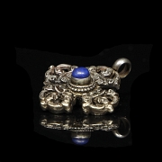 Antiguo colgante de plata con lapislázuli y coral, Tíbet