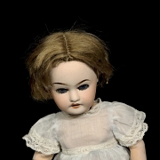 Muñeca de porcelana de formato de gabinete, Francia, c. 1910-1920