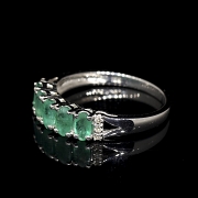 Anillo en oro blanco de 18k con esmeralda y diamantes