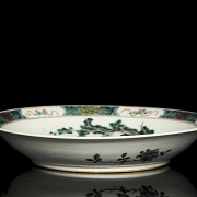 Famille verte porcelain plate, ‘Court scene’, with Kangxi mark - 4