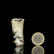 Cuenta cilíndrica de jade tallado, dinastía Ming