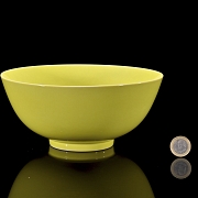 Gran cuenco de porcelana con esmalte amarillo, con marca Qianlong