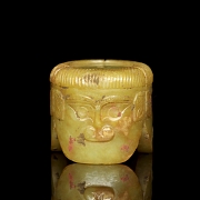 Figura de jade amarillo