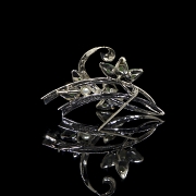 Broche de oro blanco con perlas y jadeíta