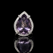 Anillo en oro blanco de 18 kt con una amatista y diamantes