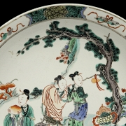 Famille verte porcelain plate, ‘Court scene’, with Kangxi mark - 2